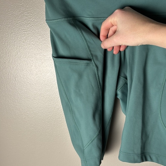 NWT Nike 8” High Rise Training Biker Shorts - Picture 3 of 6